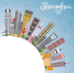 Fototapeta premium Szanghaj China City Skyline z kolorowymi budynkami, błękitne niebo i kopia przestrzeń.