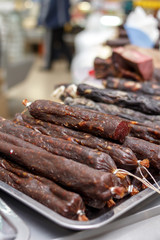 Мясные деликатесы халяль на рынке. Сосиски колбаса