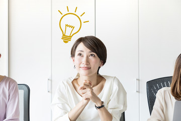 ひらめく女性