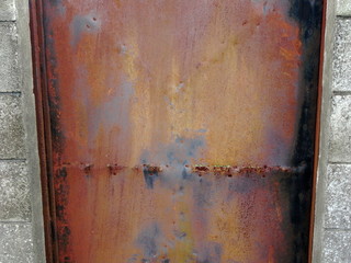 ブロック塀と鉄の扉