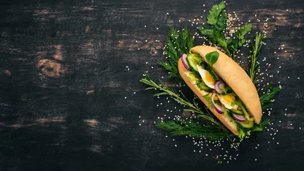 Foto op Plexiglas Hamburger, sandwich met kwartelei, komkommer en maïs. Op een houten achtergrond. Bovenaanzicht. Ruimte kopiëren. © Yaruniv-Studio