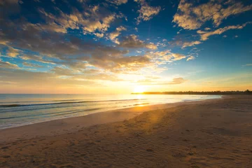 Poster Tropisch strand zonsondergang over oceaan op tropisch eiland  © Pakhnyushchyy