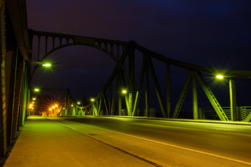Obraz premium Glienicker Brücke bei Nacht