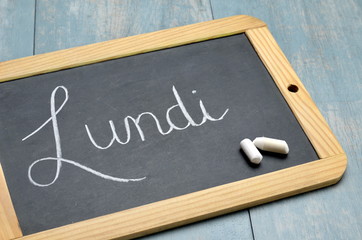 JOURS DE LA SEMAINE: LUNDI sur ardoise