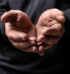 Fototapeta premium Biedny mężczyzna błaga o pieniądze, zbliżenie