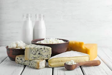 Photo sur Plexiglas Produits laitiers Produits laitiers frais sur table