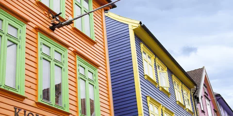 Tableaux ronds sur plexiglas Scandinavie Casas de madera de colores en Stavanger