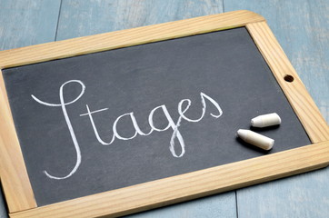 STAGES écrit sur ardoise