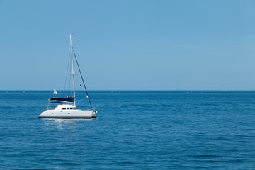 Fototapeta premium Luxury boat anchored in the middle of a turquoise sea