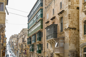 Fototapeta premium Blick auf eine typische Straßenschlucht in Valletta
