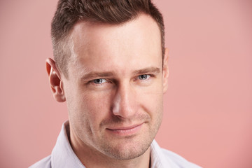 Obraz premium Close-up portrait of young seriuos man