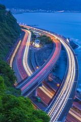 Fototapeta premium 東名高速道路・国道1号線・東海道線の光跡、静岡県静岡市さった峠にて