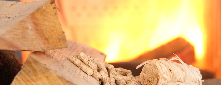 Kamin mit Holz und Anz&uuml;nder Panorama
