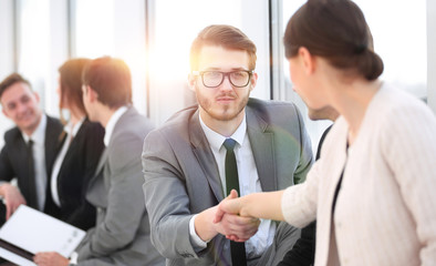 Obraz premium handshake colleagues at meeting in office