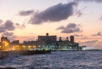 Obraz premium Sunset in the famous malecon (pier, promenade in english) in Havana, Cuba