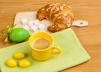 Caffè italiano e colazione di Pasqua