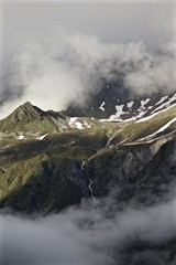 paysage de montagne avec des nuages et encore de la neige 
