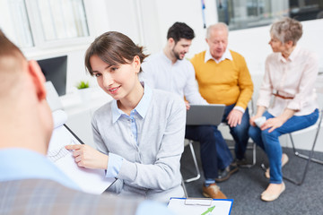 Frau als Azubi analysiert ein Konzept