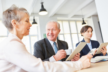 Senioren im Business Team diskutieren
