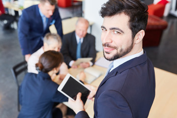 Manager im Start-Up Business mit Tablet