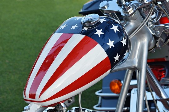 Dep&oacute;sito de moto con bandera de Estados Unidos