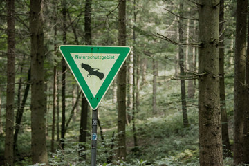 Schild Naturschutzgebiet im Wald