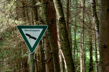 Schild Naturschutzgebiet im Wald