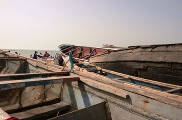 Tanje: Port de pêche et marché aux poissons sur la plage (Gambie)