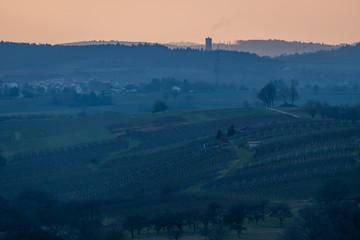 Sonnenuntergang und Ortsschaft