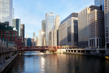 Fototapeta premium Chicago, Illinois, Stany Zjednoczone - 04 maja 2011: Widok na rzekę Chicago w centrum miasta o wschodzie słońca.