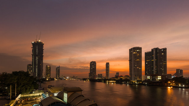 Skyline von Bangkok mit Chao Phraya Fluß  bei Sonnenuntergang, Thailand