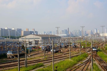 Fototapeta na wymiar 東京貨物ターミナル駅周辺の景色 貨物列車が通る線路でいっぱいのターミナルに感激。