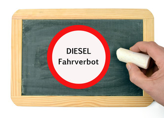 Holztafel mit Diesel Durchfahrt verboten Schild