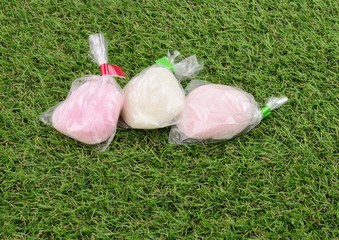 上棟式でまかれた餅