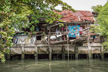 Fototapeta na wymiar Ein altes baufälliges Haus am Fluß in Bangkok, Thailand