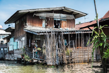 Ein altes baufälliges Haus am Fluß in Bangkok, Thailand