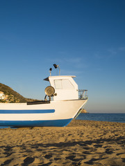 Fischerboot am Strand
