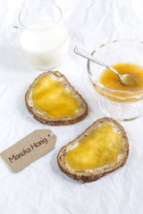 Manuka Honig auf Brot