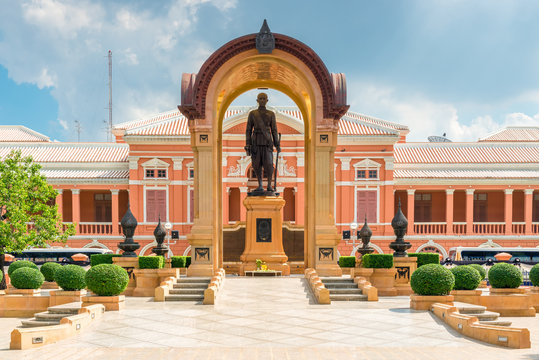 Saranrom Palace beautiful building in orange with a monument in Bangkok