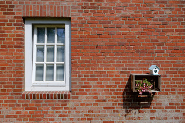 Backsteinfassade mit Fenster