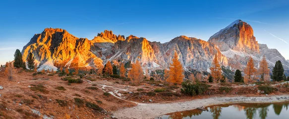 Tofana di Rozes Bergrücken. Region Trentino Alto Adige, Südtirol, Venetien, Italien. Dolomiten, berühmtes Reiseziel in Europa. Nähe des Dorfes Cortina D& 39 Ampezzo und des Limides-Sees. © Feel good studio