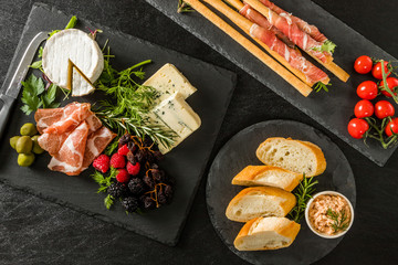 オードヴルセット　Ham and cheese and wine © norikko