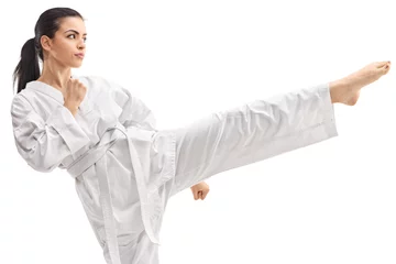 Crédence de cuisine en verre imprimé Arts martiaux Young woman practicing martial arts