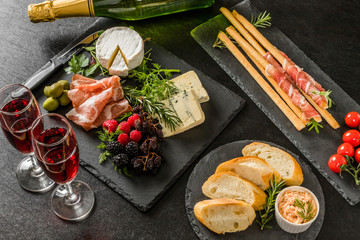 Fototapeta na wymiar オードヴルセット　Ham and cheese and wine