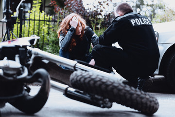 Obraz premium Policjant przeprowadzający wywiad z kierowcą motocykla