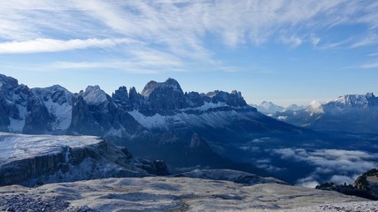 Fototapeta na wymiar Fernblick über die Dolomiten, Bergwanderung