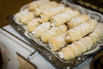 Schaumrollen auf Tablet von einer Konditorei