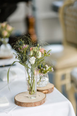 Blumen in Glas als Dekoration bei einer Hochzeit