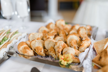 Croissants auf Tablet beim Frühstück in einem Hotel