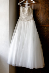 Fototapeta na wymiar weißes Hochzeitskleid von antiquen hölzernen Kasten